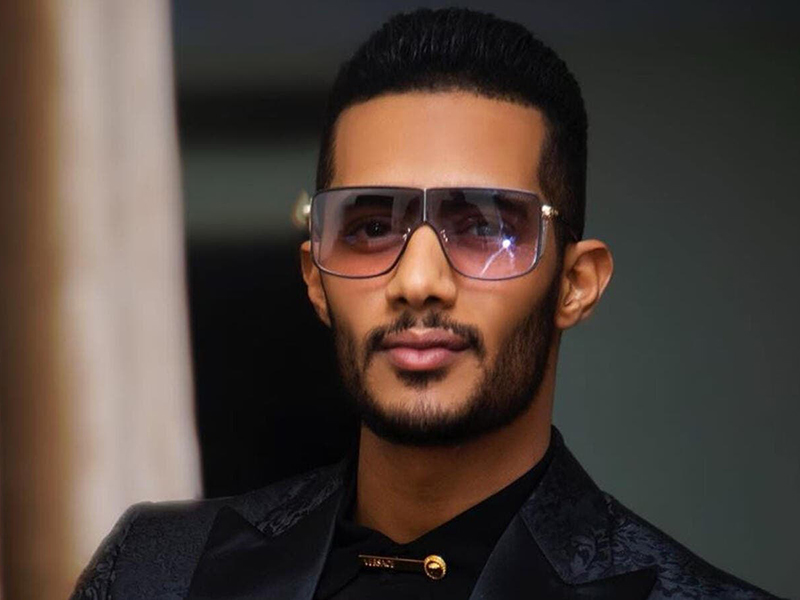 محمد رمضان يخلع الحذاء أثناء تكريمه في الإمارات كي لا تنزلق قدماه